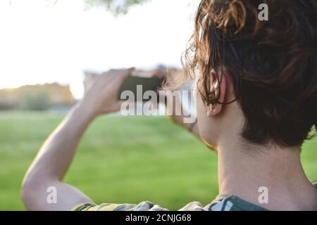 gros plan guy prend des photos de la nature, de belles vues sur son smartphone. espace de copie libre Banque D'Images