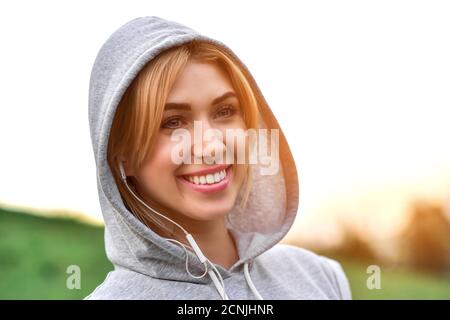 Jeune femme caucasienne Jogger avec écouteurs écoutant de la musique Banque D'Images