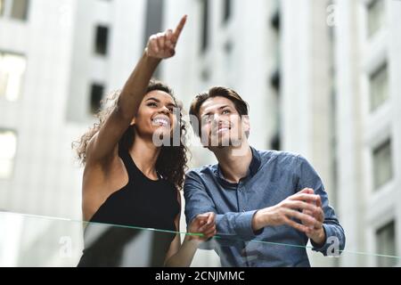 Un couple d'affaires interracial a une conversation dans une ville moderne. Banque D'Images