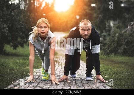 Ville en train de courir en couple dehors. Les coureurs s'entraîner en plein air s'entraîner en. Banque D'Images