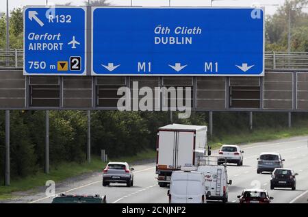 La circulation sur l'autoroute M1 étant donné que d'autres restrictions à Dublin devraient être imposées par le gouvernement plus tard aujourd'hui. Sous le niveau 3 des restrictions Covid les gens ne devraient pas quitter ou entrer dans le comté sauf pour le travail, l'éducation ou d'autres objectifs essentiels. Banque D'Images