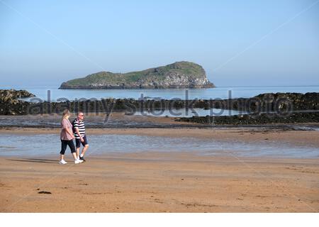 North Berwick, Écosse, Royaume-Uni. 18 septembre 2020. Le temps ensoleillé amène les visiteurs à profiter de la plage et du port de la station balnéaire. West Bay Beach et Craigleith visible. Crédit : Craig Brown/Alay Live News Banque D'Images