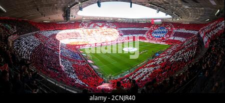 120 ans FCB, journée de tolérance contre le racisme et la discrimination, chorégraphie, spectateurs tenant des cardboards rouges et blancs, couleurs de club FC Bayern RE Banque D'Images