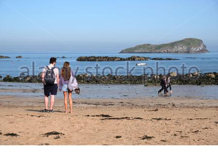 North Berwick, Écosse, Royaume-Uni. 18 septembre 2020. Le temps ensoleillé amène les visiteurs à profiter de la plage et du port de la station balnéaire. West Bay Beach et Craigleith visible. Crédit : Craig Brown/Alay Live News Banque D'Images