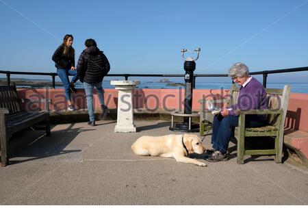 North Berwick, Écosse, Royaume-Uni. 18 septembre 2020. Le temps ensoleillé amène les visiteurs à profiter de la plage et du port de la station balnéaire. Crédit : Craig Brown/Alay Live News Banque D'Images