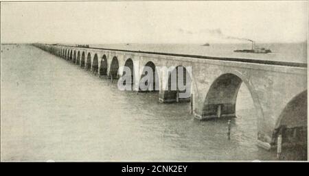 . Âge ferroviaire . Extension de la côte est de la Floride. Febbuabt 7, 1908. LA GAZETTE DU CHEMIN DE FER l8l ou les progrès réalisés ont été publiés le 6 octobre 1905, le 20 avril 1906, le 2fi avril 1907, le 30 août 1907 et le 11 octobre 1907. Vers la mi-janvier, la piste a été posée sur l'extensionjusqu'à Knight.s Key, à 109 miles au sud de Miami et à 47 miles du terminus éventuel à Key West. Le 5 février, le premier. Cuba n'est qu'à un dixième environ en culture et il y a là de très nombreuses possibilités d'investissement rentable qui serait assimilé à être pris si porté directement à l'attention des Américains.on Banque D'Images