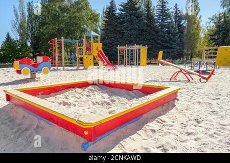 Aire de jeux vide par beau temps. Aire de jeux pour les tout-petits et les enfants sans personne. Jardin d'enfants, terrain de jeu de l'école primaire. Personne Banque D'Images