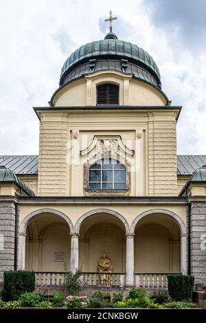 Alter St. Mattäus Kirchhof. Cimetière du Vieux Saint Matthieu, Schöneberg-Berlin. Chapelle de style baroque de l'architecte Gustav Werner avec dôme vert Banque D'Images