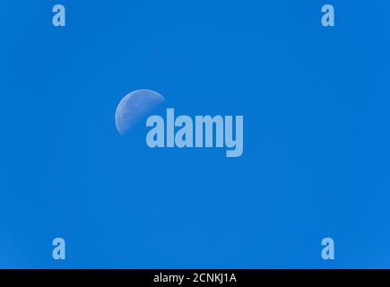 Croissant de lune dans le ciel bleu, Bavière, Allemagne, Europe Banque D'Images
