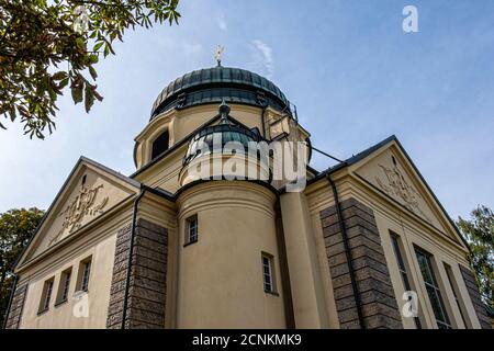 Alter St. Mattäus Kirchhof. Cimetière du Vieux Saint Matthieu, Schöneberg-Berlin. Chapelle de style baroque de l'architecte Gustav Werner avec dôme vert Banque D'Images