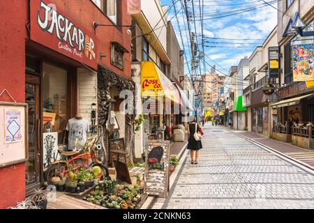 yokosuka, japon - juillet 19 2020 : quartier de divertissement de Dobuita près de la base navale de Yokosuka appelée rue commerçante Dobuita-dori célèbre pour son su souvenir Banque D'Images