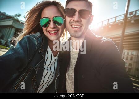 Un jeune couple heureux amoureux prend le portrait de selfie. Banque D'Images