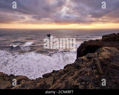 Vue profonde, vue panoramique, surf, rochers, arche de roche, ciel du soir, océan, vagues Banque D'Images