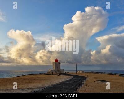 Phare, vue panoramique, rochers, falaises d'oiseaux, nuages, tour de nuages, péninsule Banque D'Images