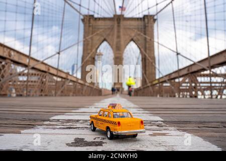 Gros plan d'un modèle de taxi sur le pont de Brooklyn à New York, États-Unis Banque D'Images