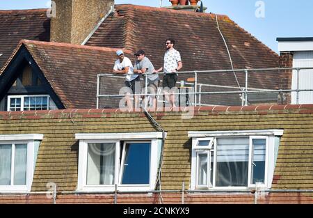 Hove UK 18 septembre 2020 - ces spectateurs profitent du soleil en regardant le jeu des appartements à proximité dans le T20 Blast cricket match entre Sussex Sharks et Middlesex qui se déroule derrière des portes fermées au 1er Central County Ground à Hove : Credit Simon Dack / Alamy Live News Banque D'Images