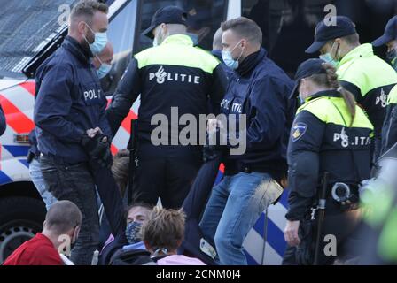 Amsterdam, pays-Bas. 18 septembre 2020. Des policiers néerlandais arrêtent un activiste de la rébellion en voie d'extinction lors d'une manifestation dans la rue du quartier financier, dans le contexte de la pandémie du coronavirus, le 18 septembre 2020 à Amsterdam. Protecteurs de l'environnement de l'extinction Rebellion faire une manifestation contre le lobby des grandes entreprises leur influence sur la politique, le climat et la crise écologique et ces conséquences et exigent une assemblée de citoyens pour une politique climatique juste.(photo par Paulo Amorim/Sipa USA) crédit: SIPA USA/Alamy Live News Banque D'Images