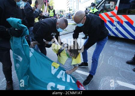 Amsterdam, pays-Bas. 18 septembre 2020. Des policiers néerlandais arrêtent un activiste de la rébellion en voie d'extinction lors d'une manifestation dans la rue du quartier financier, dans le contexte de la pandémie du coronavirus, le 18 septembre 2020 à Amsterdam. Protecteurs de l'environnement de l'extinction Rebellion faire une manifestation contre le lobby des grandes entreprises leur influence sur la politique, le climat et la crise écologique et ces conséquences et exigent une assemblée de citoyens pour une politique climatique juste.(photo par Paulo Amorim/Sipa USA) crédit: SIPA USA/Alamy Live News Banque D'Images