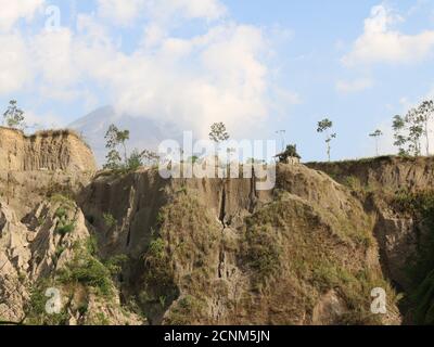 Colline escarpée en face du volcan Merapi, autour de la cascade Kedung Kayang dans le quartier de Magelang Banque D'Images