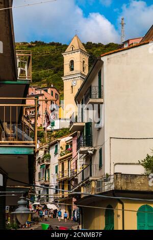 Vue parfaite de la route animée via Antonio Discovolo avec le clocher de l'église San Lorenzo à Manarola, la deuxième plus petite des... Banque D'Images