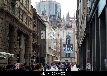 Milan, Lombardie, Italie, Cathédrale de Milan, marbre, façade, publicité Samsung, pinacles Banque D'Images