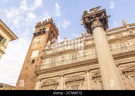 Le lion de Saint Marc sur la Piazza delle Erbe à Vérone 2 Banque D'Images