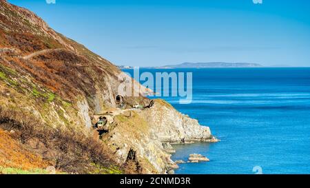 Train en quittant un tunnel. Vue de Cliff Walk Bray à Greystones, Irlande Banque D'Images