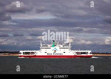Red Funnel Isle of Wight car et passagers ferry naviguant sur le Solent entre Southampton et Cowes, île de Wight. Banque D'Images