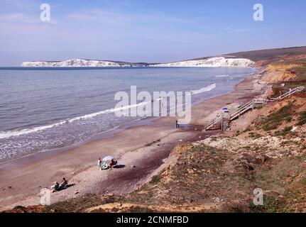 Shippards Chine et Hanover point Beach, en direction de Compton Bay et Freshwater Bay, île de Wight. Falaises de craie blanche de la Pointe des aiguilles. Banque D'Images