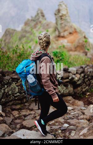 Île de Santo Antao Cap-Vert. Touriste femelle avec sac à dos bleu sur la randonnée appréciant la vue sur la vallée de Caculi de Corda. Banque D'Images