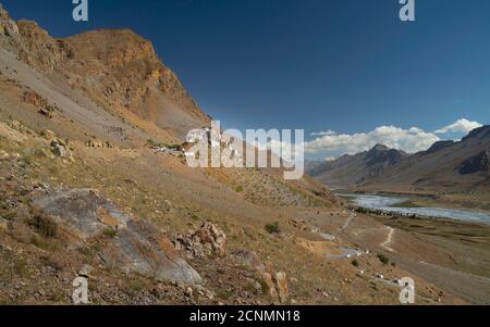 Monastère de la clé antique flanqué par les hauts Himalayas et la rivière et la vallée du Spiti pendant une journée d'été près de Kaza, Himachal Pradesh, Inde. Banque D'Images