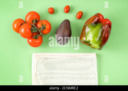 Légumes frais crus en sac textile, concept zéro déchet. Pose à plat, vue de dessus. Shopping gastronomique sans forfait. Sac écologique naturel avec bio Banque D'Images