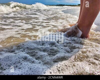 Gros plan de la jambe d'une femme en surf, Nordby, Samsoe, Danemark Banque D'Images