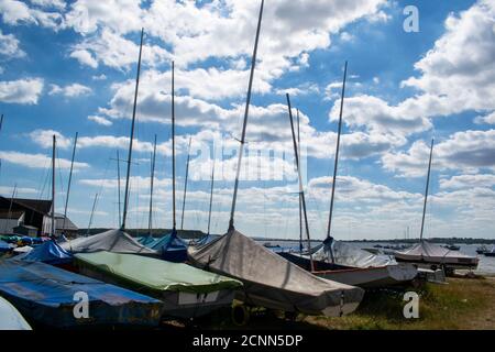 Petits bateaux de voile ou de pêche sur terre avec des mâts et Couvre à Mudeford Quay Banque D'Images