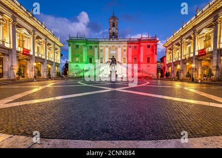 Piazza del Campidoglio avec Palazzo Senatorio illuminé avec les couleurs du drapeau italien, Rome, Lazio, Italie Banque D'Images