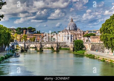 Le Tibre et l'église Saint-Pierre de la Basilique, Rome, Lazio, Italie Banque D'Images