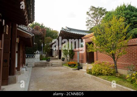 Architecture coréenne dans une rue du village de Bukchon Hanok à Séoul, Corée du Sud Banque D'Images