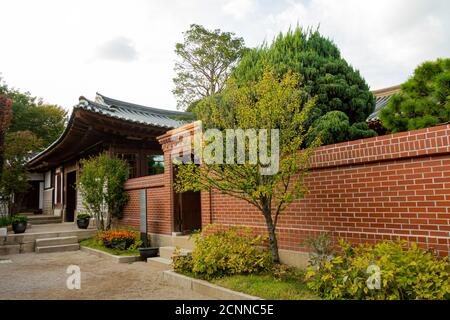 Architecture coréenne dans une rue du village de Bukchon Hanok à Séoul, Corée du Sud Banque D'Images