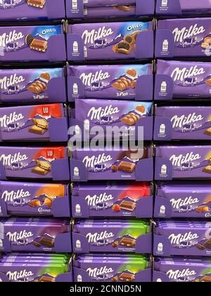 Viersen, Allemagne - juillet 9. 2020: Vue sur la variété de barres de chocolat milka empilées dans le supermarché allemand (accent sur les barres au centre) Banque D'Images