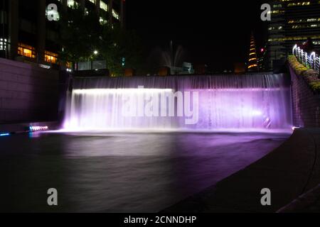Longue exposition de la cascade sur le ruisseau Cheonggyecheon à Cheonggye Plaza la nuit, Séoul, Corée du Sud Banque D'Images