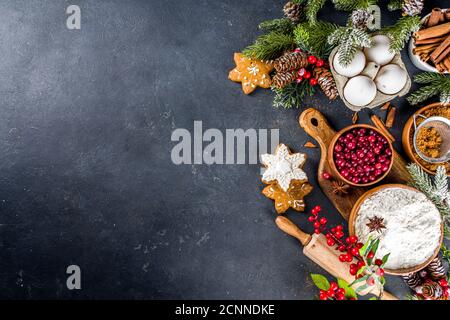 Ingrédients pour la cuisine de Noël, biscuits d'hiver, pain d'épice, gâteau aux fruits, boissons de saison. Canneberges, oranges séchées, cannelle, épices, farine Banque D'Images