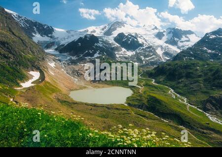 Vue aérienne d'un lac glaciaire dans les Alpes suisses, Steingletscher, Suisse Banque D'Images