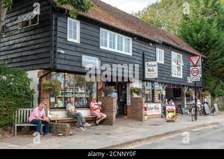 Visiteurs au centre d'art et d'artisanat de Bosham Walk, dans le village de Bosham, dans l'ouest du Sussex, au Royaume-Uni Banque D'Images