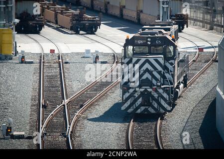 Locomotive diesel-électrique de mélangeur routier SD70 d'EMD dans une cour de chemin de fer, UNSA Banque D'Images