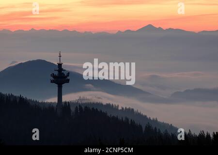 Beau lever de soleil avec brouillard sur la tour de radiodiffusion, mât de l'émetteur, vue de Rossbrand, Radstadt, Autriche Banque D'Images