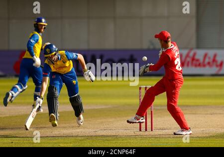 Manchester, Royaume-Uni. 18 septembre 2020. ; Emirates Old Trafford, Manchester, Lancashire, Angleterre; Vitality Blast T20 Cricket, Lancashire Lightning versus Durham; Alex Lees de Durham fait son entrée alors que George Lavelle de Lancashire reçoit le lancement au cricket crédit: Action plus Sports Images/Alamy Live News Banque D'Images