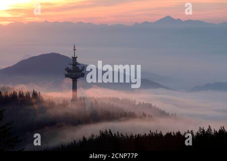 Beau lever de soleil avec brouillard sur la tour de radiodiffusion, mât de l'émetteur, vue de Rossbrand, Radstadt, Autriche Banque D'Images