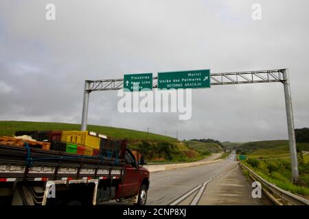 NOVO LINO, AL - 08.09.2020: ESTRADAS DO ALAGOAS EM MEIO A PANDEMIA - ALAGOAS, NORD-EST, BRÉSIL. Routes et municipalités. Sur la photo, le tableau d'information sur l'emplacement, Flexeiras, Novo Lino et Recife (allez tout droit), Murici, União dos Palmares, RETORNO ARACAJU (tournez à droite), sur la BR 101, (AL). (Photo: Mauro Akiin Nassor/Fotoarena) Banque D'Images