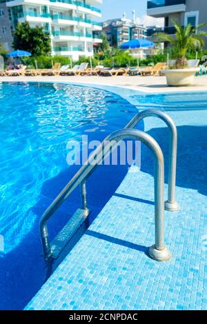 Piscine avec escaliers à l'hôtel. Balustrades de la piscine à proximité. Banque D'Images