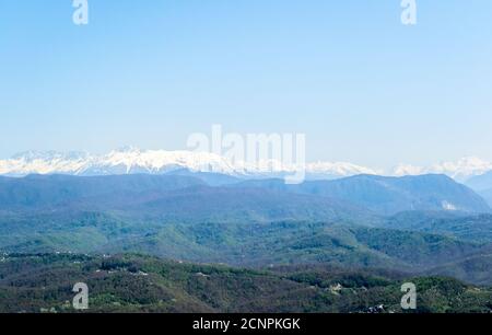 Vue depuis la tour d'observation sur le mont Akhun des montagnes du Caucase, le quartier d'Adler, la région de Krasnodar, Sotchi, Russie. Banque D'Images